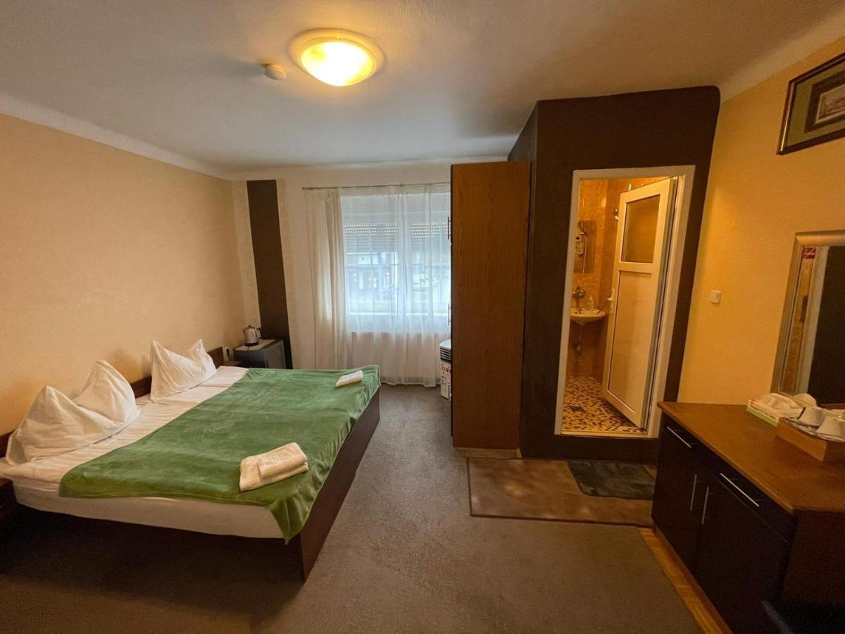 451 Rooms Грац Екстериор снимка